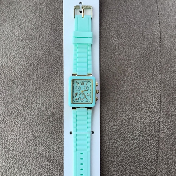 ♓️🅿️ Watch for women or girls - Picture 2 of 5